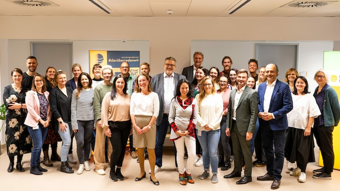 Gesundheitsstadtrat Peter Hacker (Mitte) mit dem Team des neuen Ambulatoriums