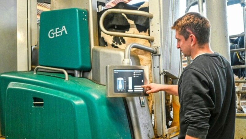 Dort, wo die Kanne nur noch als Dekoration dient, kann man davon ausgehen, dass ein Roboter die Arbeit am Melkstand erledigt. (Bild: Alexander Schwarzl)
