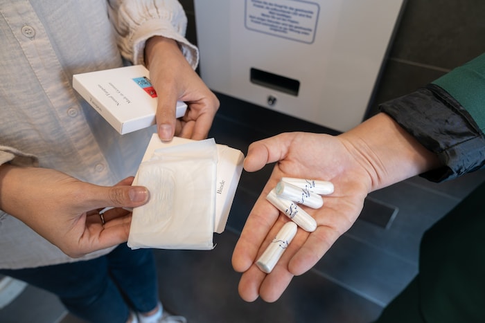 Binden und Tampons kommen aus dem Automat, der hinter der Schranke montiert wurde.