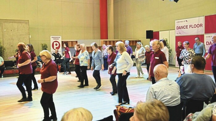 Auf dem Dancefloor schwingen Tanzclubs, Profis und Amateure das Tanzbein. Messebesucher sind eingeladen mitzumachen.