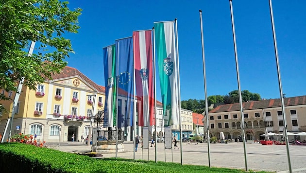Wo vorher die blaue Fahnen mit den gelben Sternen hin, ist jetzt ein leerer Fahnenmast am Brucker Hauptplatz. (Bild: Sepp Pail)