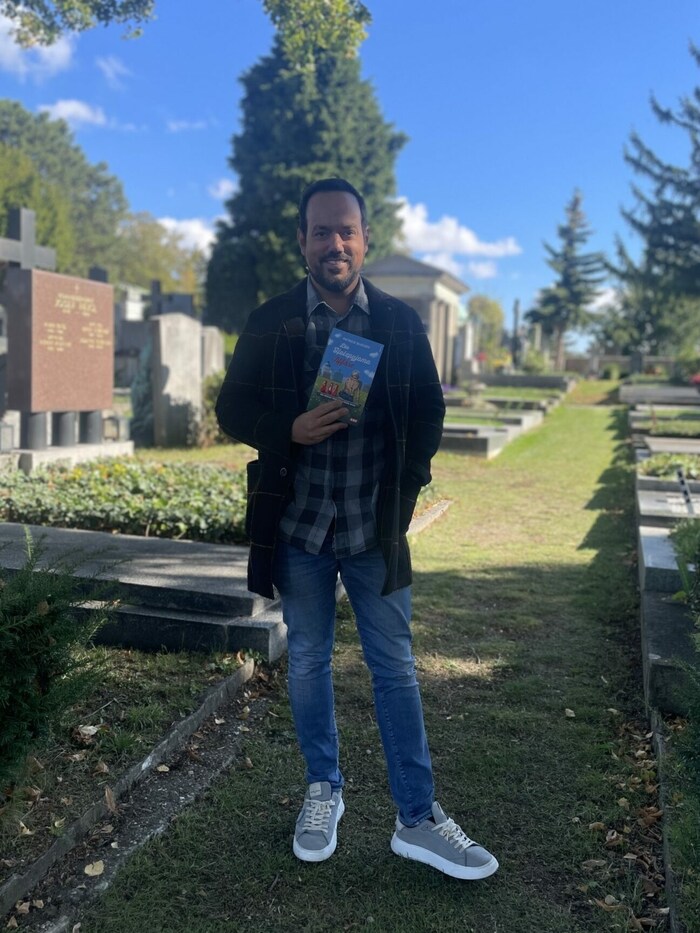Patrick Budgen mit seinem Krimi-Debüt „Die Holzpyjama-Affäre“ am Hietzinger Friedhof