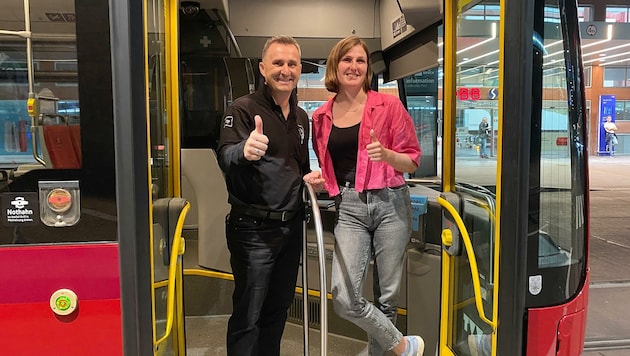 „Krone“-Redakteurin Nicole Greiderer begleitete IVB-Buslenker Dusan Kovacevic auf einer Tour durch das nächtliche Innsbruck. (Bild: Birbaumer Johanna)