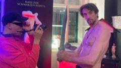 Promi-Friseur Josef Winkler (re.) ließ 2023 sogar die Hüllen fallen. (Bild: Joyn)