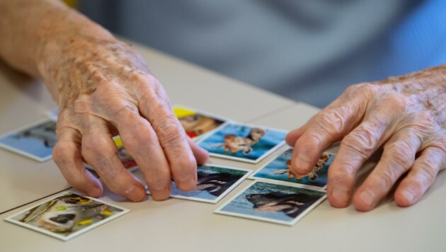 Ein Memory-Spiel im Einsatz: Spielerisches Gedächtnistraining ist oft sehr hilfreich. (Bild: Sven Hoppe)