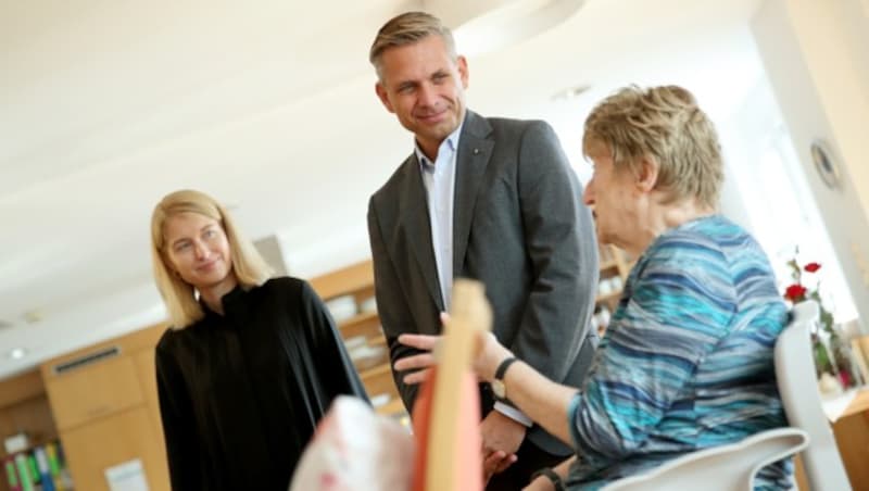 Haberlander und Hattmannsdorfer beim Besuch des Hauses für Senioren Linz des Diakoniewerks. (Bild: Land OÖ/Denise Stinglmayr)