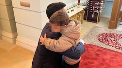 Ministerin Al-Khater teilte online Bilder eines Buben, der in die Ukraine zurückkehren kann. (Bild: X/@Lolwah_Alkhater, Krone KREATIV)