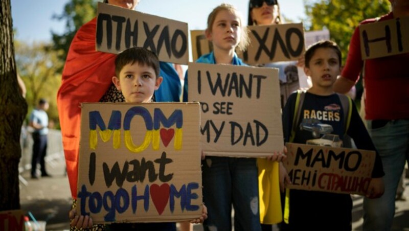 Ukrainische Kinder demonstrieren vor der russischen Botschaft in Bukarest. (Bild: ASSOCIATED PRESS)