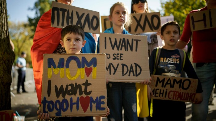 Ukrainische Kinder demonstrieren vor der russischen Botschaft in Bukarest.