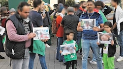 Auf Pro-Palästina-Kundgebungen werden bereits die Kleinsten instrumentalisiert. Hier zeigen Kinder die Fotos toter Kinder - vermeintlichen Opfern der Israelischen Angriffe. (Bild: Jauschowetz Christian)