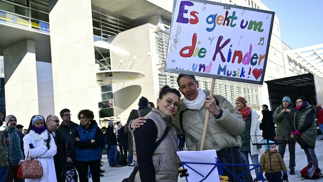 „Ist billiges Musikschul-System ein gutes?“, fragten sich Studenten wie Musiklehrer vorm Landhaus. (Bild: Imre Antal)