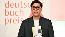 Tonio Schachinger wurde am Vorabend der Frankfurter Buchmesse ausgezeichnet. (Bild: Arne Dedert / dpa / picturedesk.com)