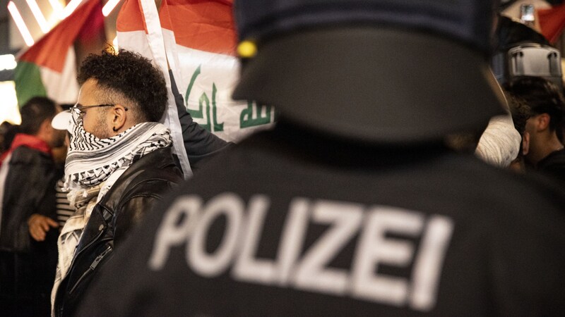 Die IKG fordert die Polizei auf, das Camp aufzulösen. Diese sieht allerdings keinen Grund dafür. (Bild: APA/TOBIAS STEINMAURER)