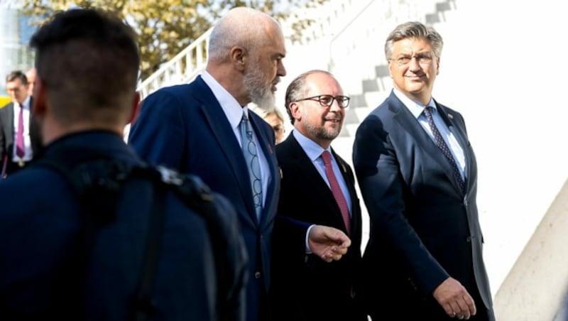 Außenminister Alexander Schallenberg flankiert vom albanischen Ministerpräsidenten Edi Rama und dessen kroatischem Amtskollegen Andrej Plenkovic in Tirana (Bild: APA/BMEIA/MICHAEL GRUBER)