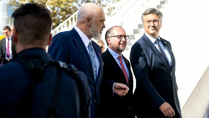 Außenminister Alexander Schallenberg flankiert vom albanischen Ministerpräsidenten Edi Rama und ...