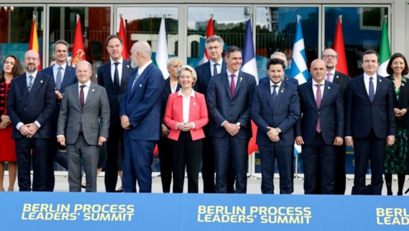 Alexander Schallenberg (hinten rechts) vertrat Österreich bei dem Westbalkan-Gipfel in Tirana. (Bild: APA/AFP/Ludovic MARIN)