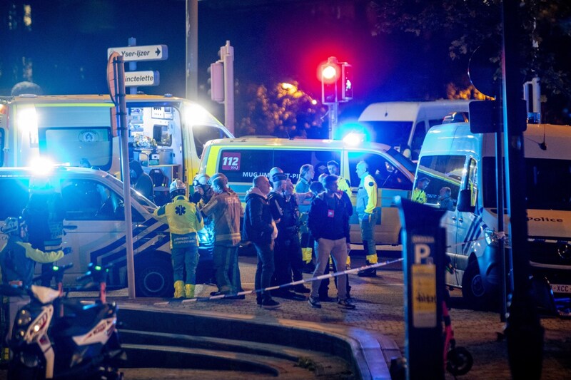 Die belgische Polizei hat den Bereich großräumig abgesperrt. (Bild: AFP)