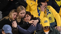 Bei den schwedischen Fans und Ehrengästen auf den Tribünen war die Freude am Fußball schnell Trauer und Entsetzen gewichen. (Bild: AFP)