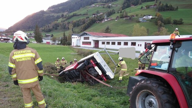 Das Fahrzeug landete in einem Graben (Bild: FF Bramberg)