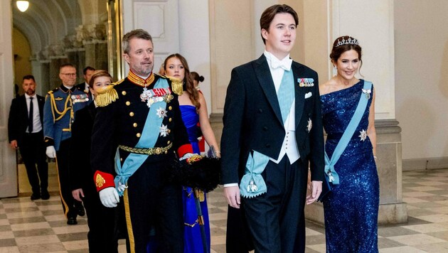 Prinz Christian mit seinem Vater Kronprinz Frederik und Mutter Kronprinzessin Mary sowie seinen Schwestern Isabella und Josephine auf dem Weg zum Geburtstags-Bankett. (Bild: www.PPS.at)