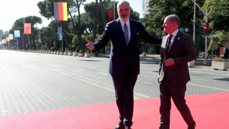 Edi Rama (l), Ministerpräsident von Albanien, begrüßt Bundeskanzler Olaf Scholz (SPD), vor dem Westbalkan-Gipfel. (Bild: AFP/Adnan Beci)