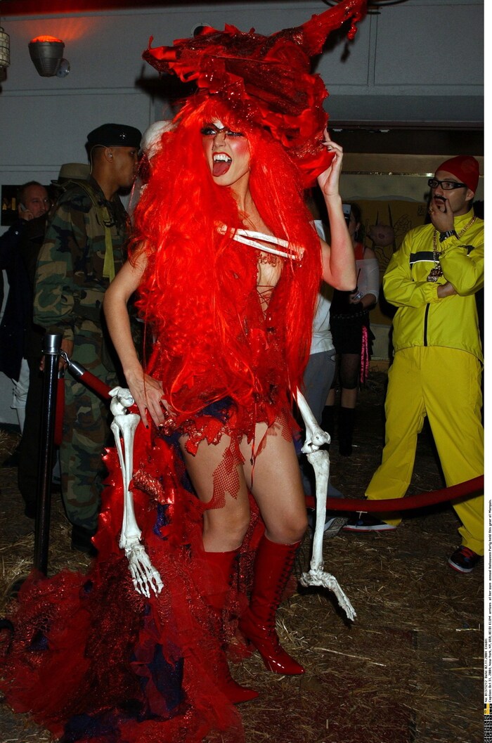 Ganz in rot erschien Heidi bei ihrer Party 2004.