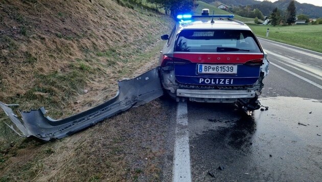 Das Polizeiauto wurde stark beschädigt. (Bild: LPD Stmk)