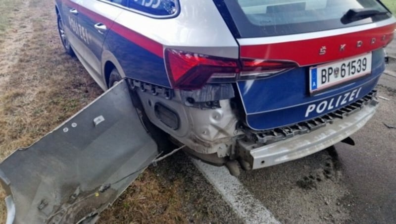 Die Schäden am gerammten Streifenwagen. (Bild: LPD Stmk)