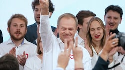 Nicht zuletzt die hohe Wahlbeteiligung sorgte für ein fulminantes Comeback für Donald Tusk in Polen. (Bild: AFP/JANEK SKARZYNSKI)
