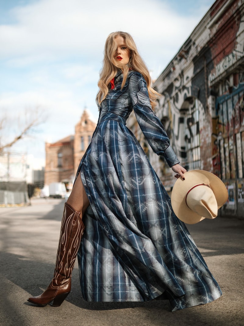 Die Cowgirl-Looks von Lena Hoschek werden mit viel Sexappeal gestylt. (Bild: Lena Hoschek/Aida Dapo)