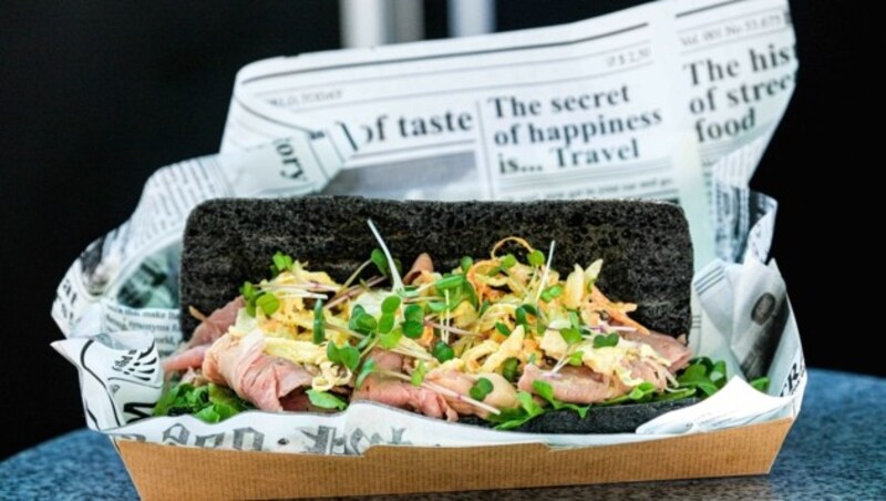 Im schwarzen Aktivkohle-Weckerl, der Hot Lian: Beef, Rucola, Cole Slaw, Kresse, grobes Salz, Zwiebel (Bild: Einöder Horst)