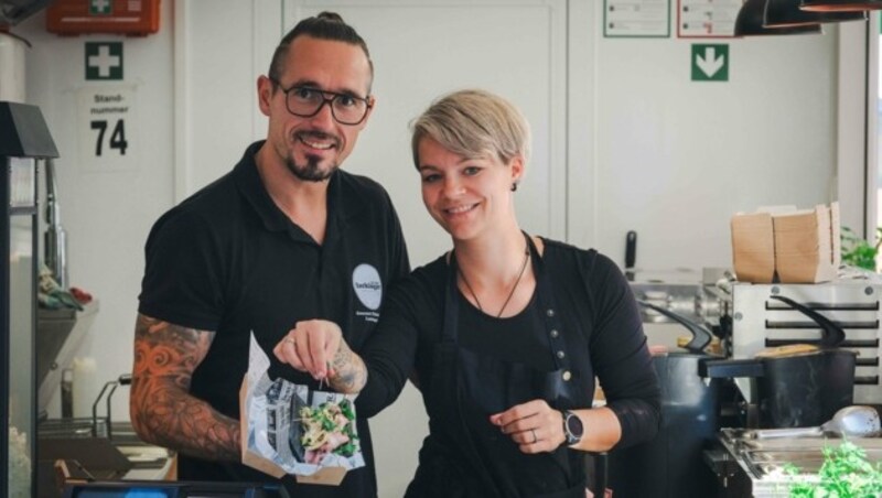 Andreas und Lisa Lackinger in ihrem neuen LIAN-Foodtrailer. (Bild: Einöder Horst)