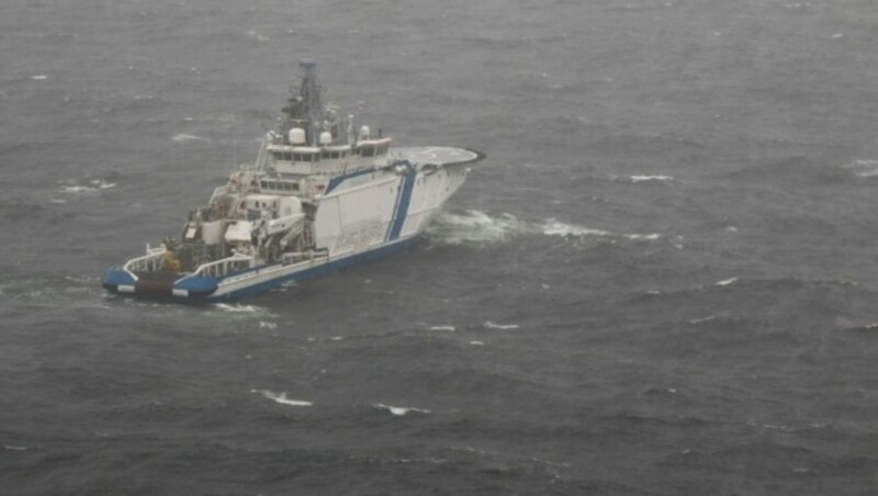 Das finnische Hochsee-Patrouillenschiff Turva eilte zur Schadstelle - jetzt werden dort Beweise gesichert. (Bild: AFP/Finnish Boarder Guard/Lehtikuva/Rajavartiolaitos /STRINGER)