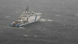Das finnische Hochsee-Patrouillenschiff Turva eilte zur Schadstelle - jetzt werden dort Beweise gesichert. (Bild: AFP/Finnish Boarder Guard/Lehtikuva/Rajavartiolaitos /STRINGER)