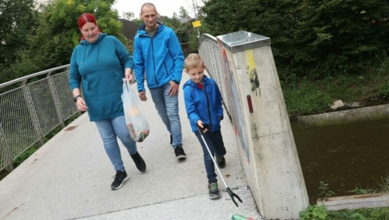 Liam und seine Eltern befreien die Natur von Plastik & Co. (Bild: Rojsek-Wiedergut Uta)