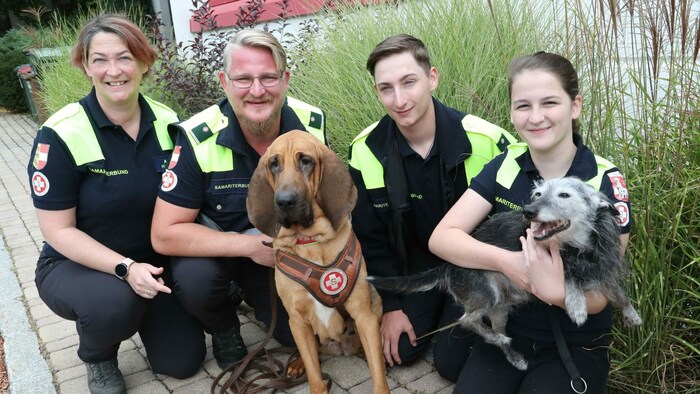 Angelika, Bernhard, Benjamin und Bianca mit Hunden