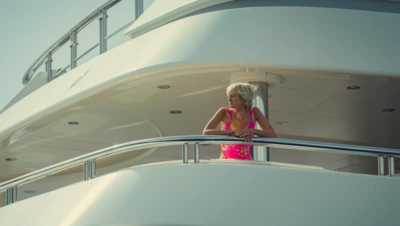 Elizabeth Debicki als Diana auf der Yacht der Al-Fayeds (Bild: © 2022 Netflix, Inc.)