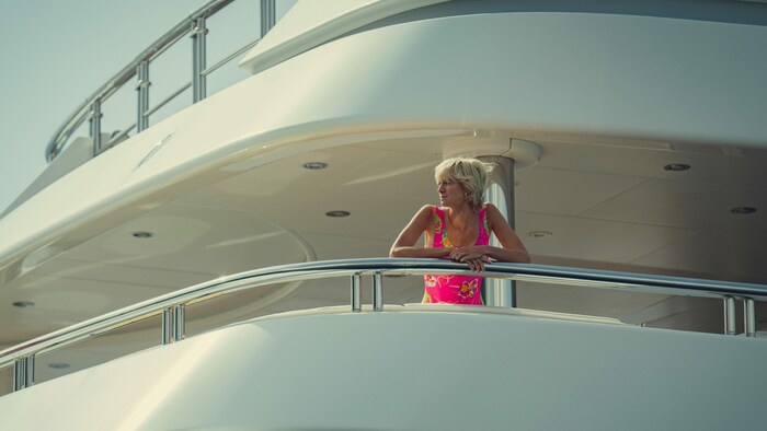 Elizabeth Debicki als Diana auf der Yacht der Al-Fayeds