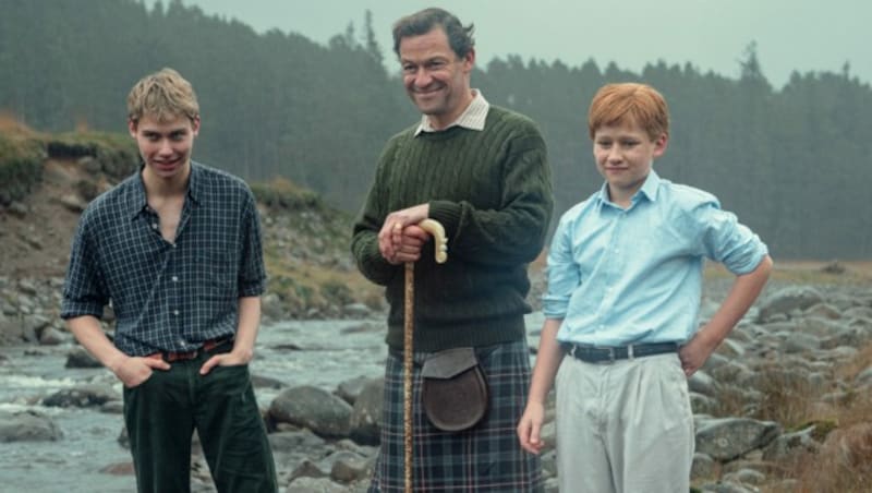 William (Rufus Kampa), Prinz Charles (Dominic West) und Prinz Harry (Flynn Edwards) in Balmoral (Bild: © 2022 Netflix, Inc.)