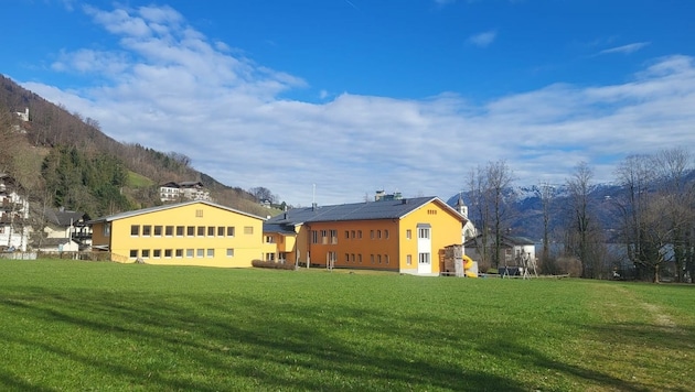 Die Tage der Schule im Zentrum von St. Wolfgang scheinen gezählt. Das Land zieht einen Neubau am Ortsrand vor. (Bild: ZVG)