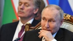 Von links: Kremlsprecher Dmitri Peskow und Russlands Präsident Wladimir Putin (Bild: AFP)