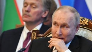 Von links: Kremlsprecher Dmitri Peskow und Russlands Präsident Wladimir Putin (Bild: AFP)