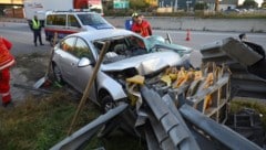 Das Auto krachte frontal in den Aufprallschutz. (Bild: Laumat.at)