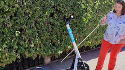Der Blindenverband zeigt die Gefahren durch falsch abgestellte E-Scooter auf. (Bild: Blinden- und Sehbehindertenverband Tirol)