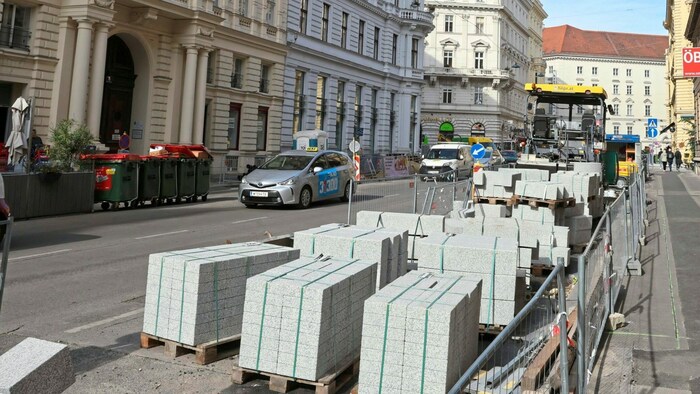 Die neuen durchlässigen Pflastersteine liegen schon bereit.