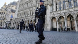 Belgische Polizisten patrouillieren am Dienstag auf dem Grand Place im Zentrum von Brüssel. (Bild: The Associated Press)