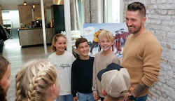 Hirscher drehte das Werbevideo mit Kindern aus seiner Heimatgemeinde Annaberg (Bild: Tschepp Markus)