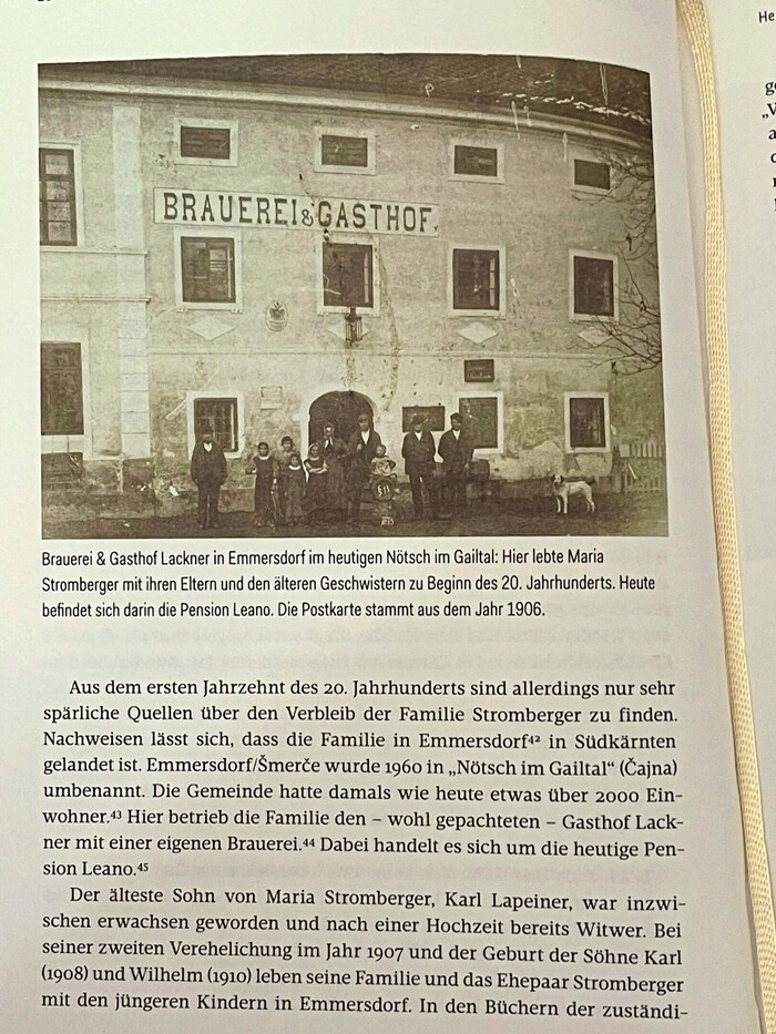 Im Buch sieht man die Familie Stromberger vor der Pension Lackner, der heutigen Pension Leano.