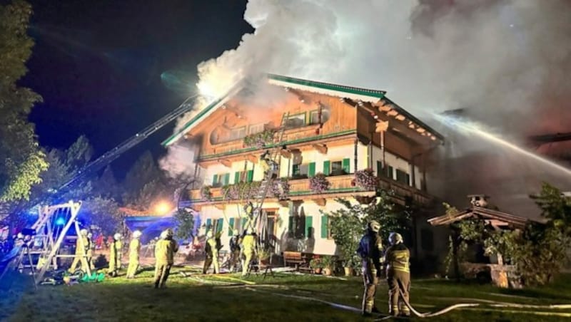 Das Bauernhaus ist nach dem Brand nicht mehr bewohnbar. (Bild: zoom.tirol)