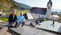 Ortschef Wolfgang Auer (ÖVP) und Wolfgang Breinlinger (Reinhalteverband) freuen sich über den Tennengauer Solarstrom. (Bild: Tschepp Markus)